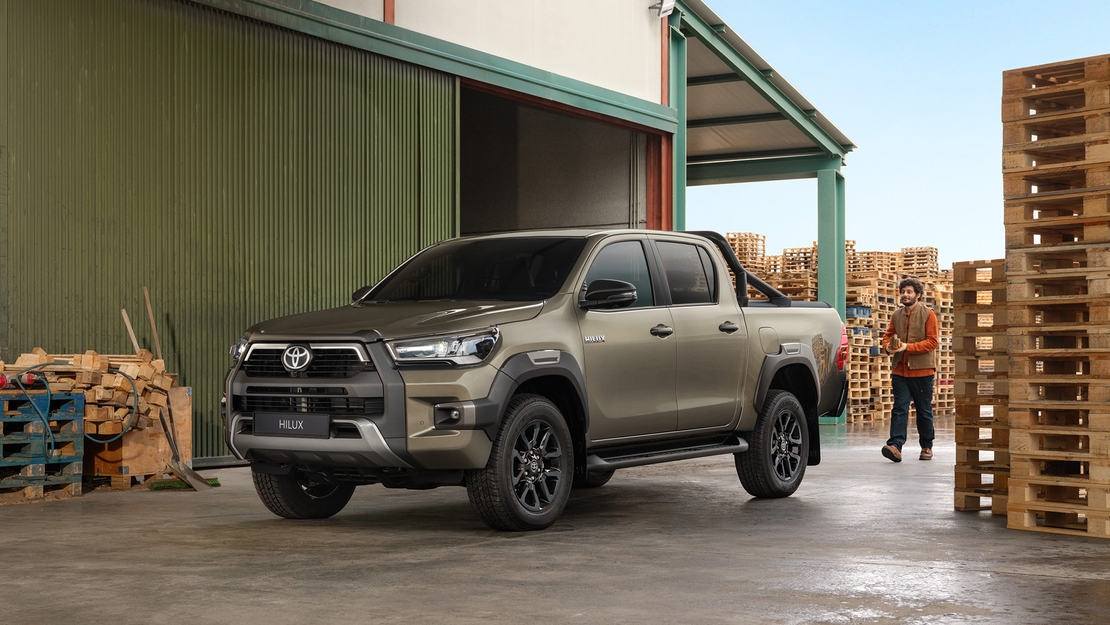 Toyota-Hilux-exterieur-driekwart-voor-bedrijventerrein